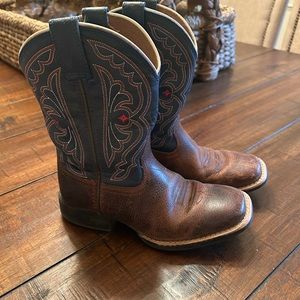 Boys ariat boots size 13 ( 6-7 year old boy size)